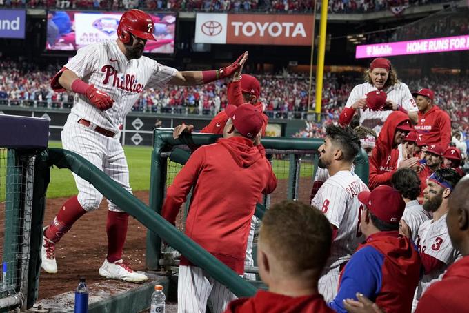 Phillies se pone a un triunfo de la Serie Mundial a base de cuadrangulares